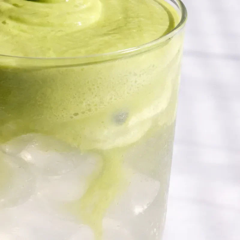 Matcha Cold Foam mit Kokosnusswasser