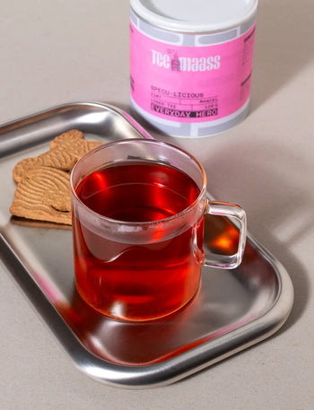 Tee Maass Specu-licious loser Früchtetee in Dose mit frisch aufgebrühtem Tee und Spekulatius