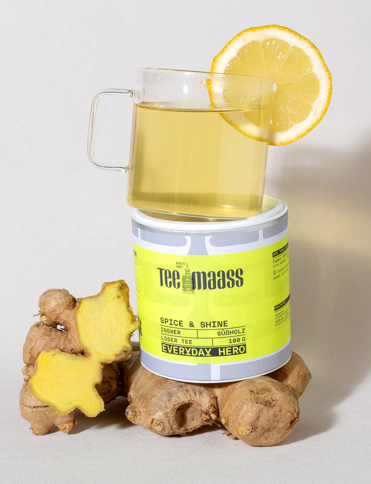 Tee Maass Spice &amp; Shine loser Kräutertee in Dose mit frisch aufgebrühtem Tee und Ingwer und Zitrone