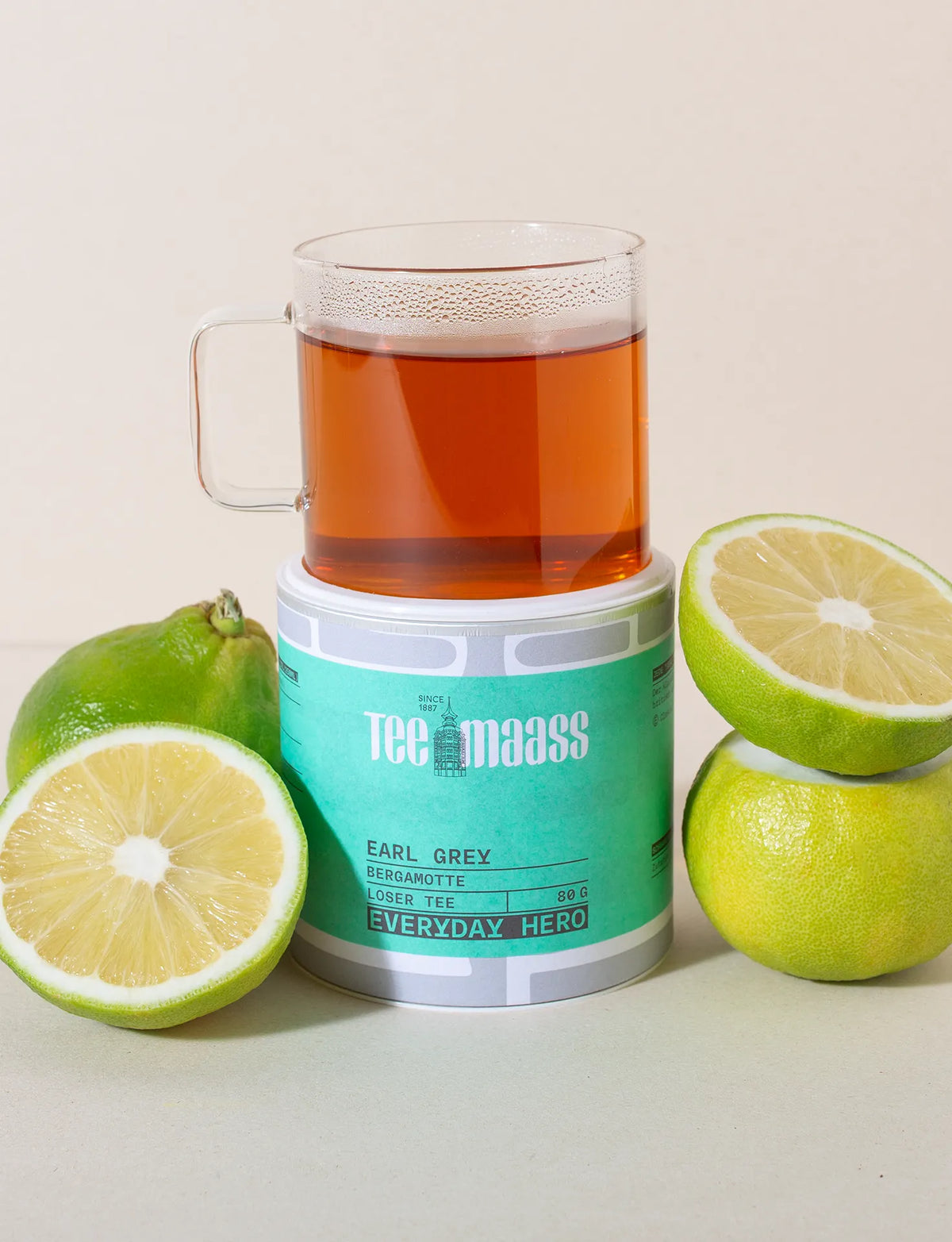 Tee Maass Earl Grey Bergamotte loser Schwarztee in Dose mit frisch aufgebrühtem Tee und Bergamotten