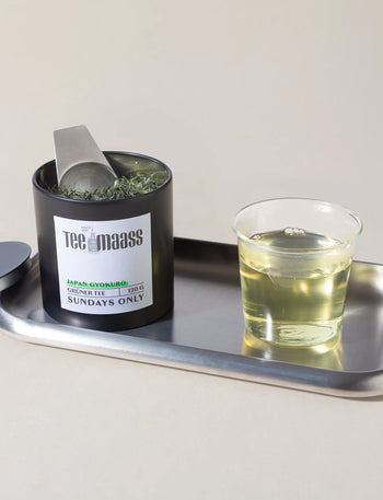 Tee Maass Japan Gyokuro loser Grüntee in Dose mit frisch aufgebrühtem Tee auf Tablett