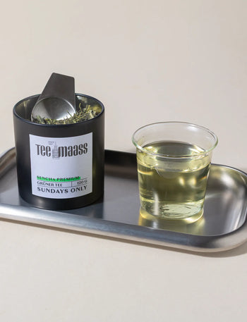 Tee Maass Sencha Tee loser Grüntee in Dose mit frisch aufgebrühtem Tee auf Tablett